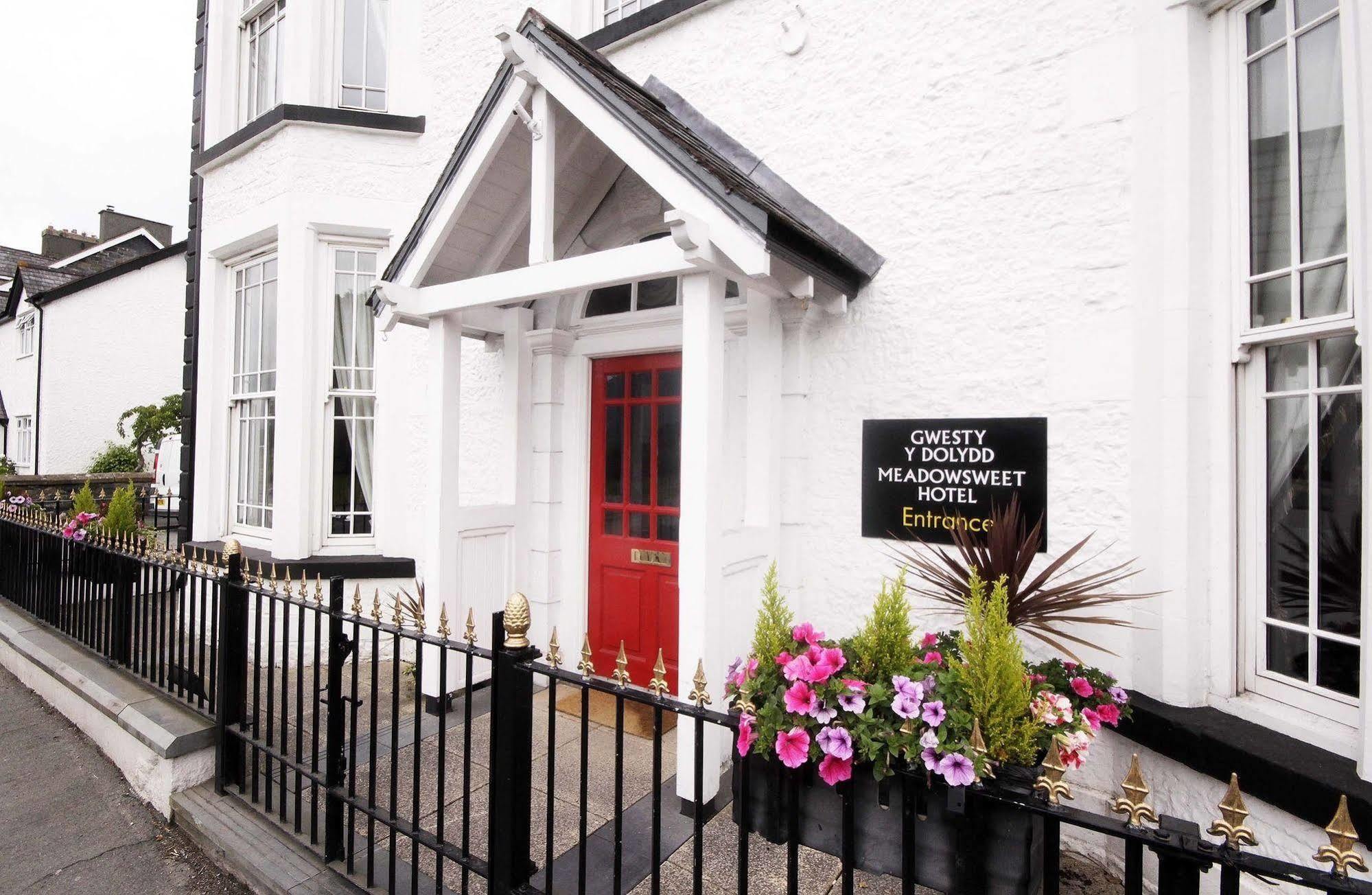 The Meadowsweet Hotel & Self Catering Apartments Llanrwst Exterior photo