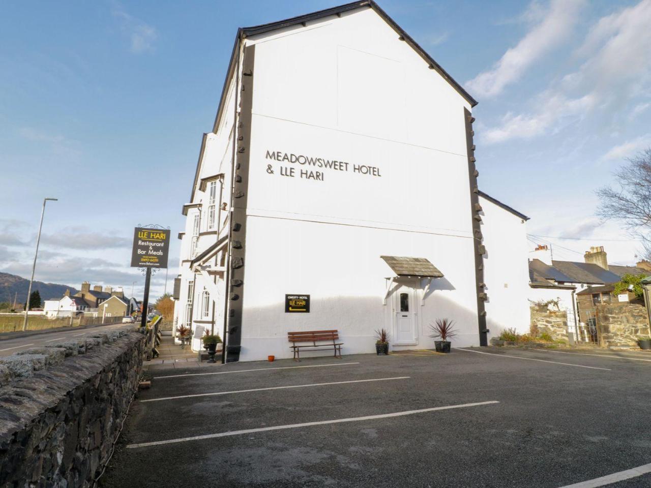 The Meadowsweet Hotel & Self Catering Apartments Llanrwst Exterior photo